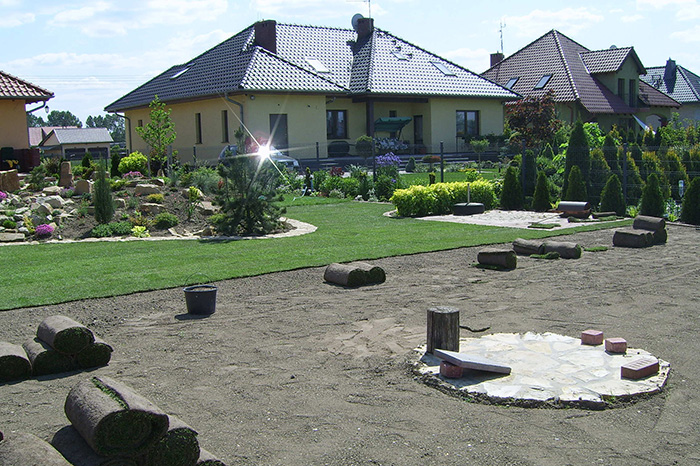 Rozkładanie trawnika